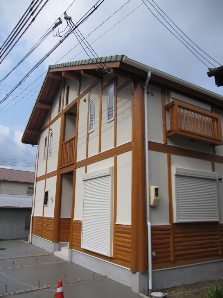 海南市で無垢材をふんだんに使った、大きな吹き抜けにキャットウォークのある注文住宅