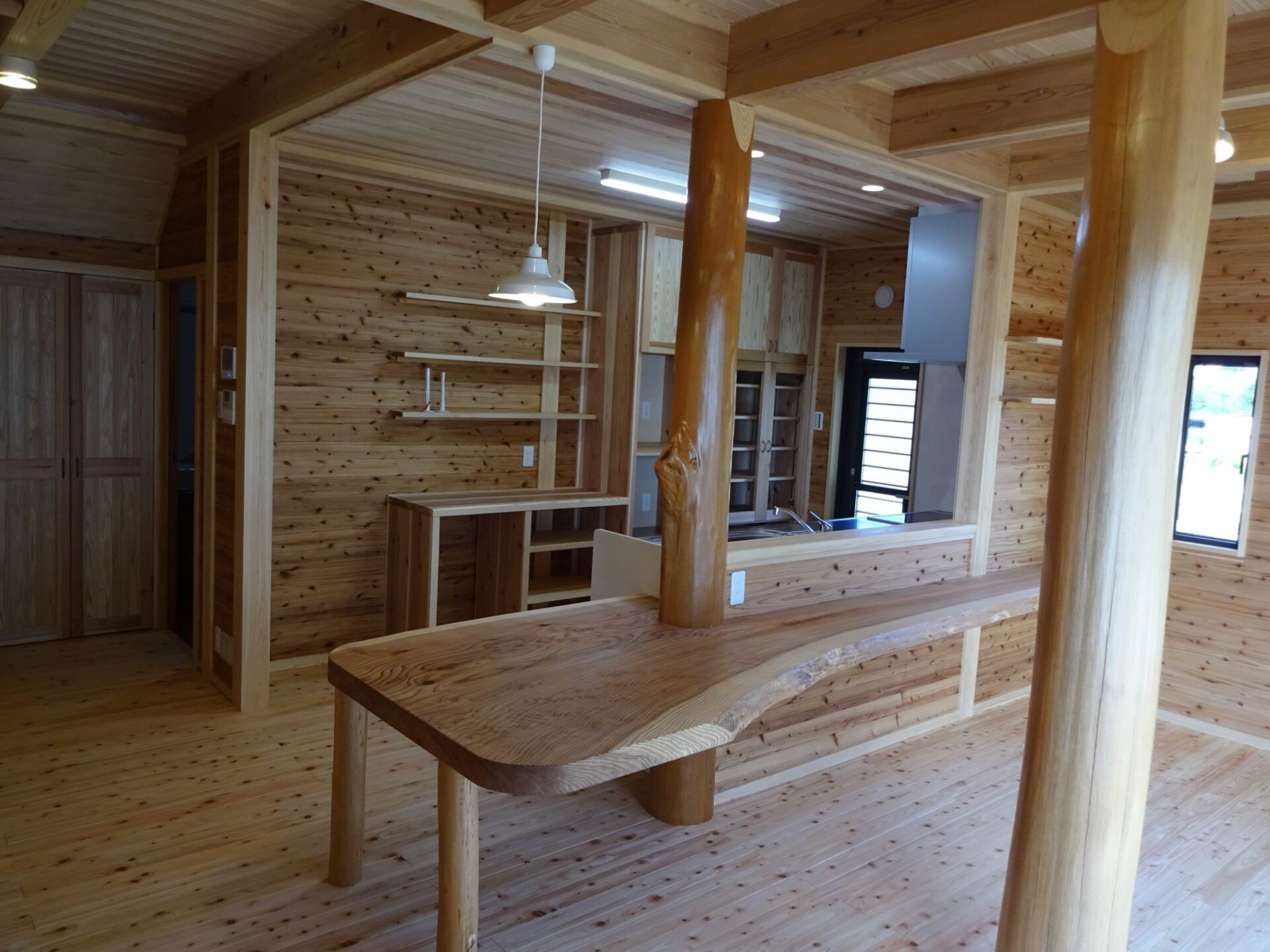 カウンターテーブルが家の中心にある家「和歌山市」