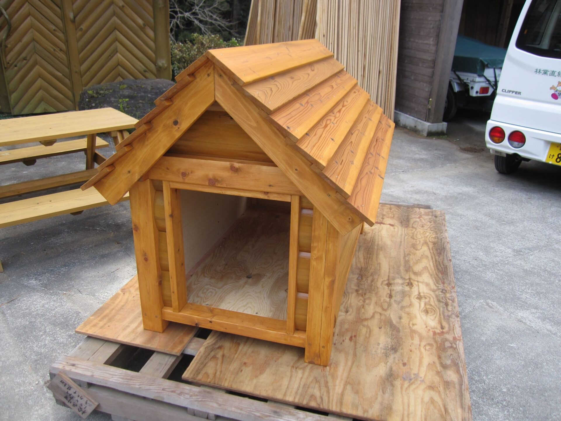 和歌山県産の木を使った段葺きの犬小屋。