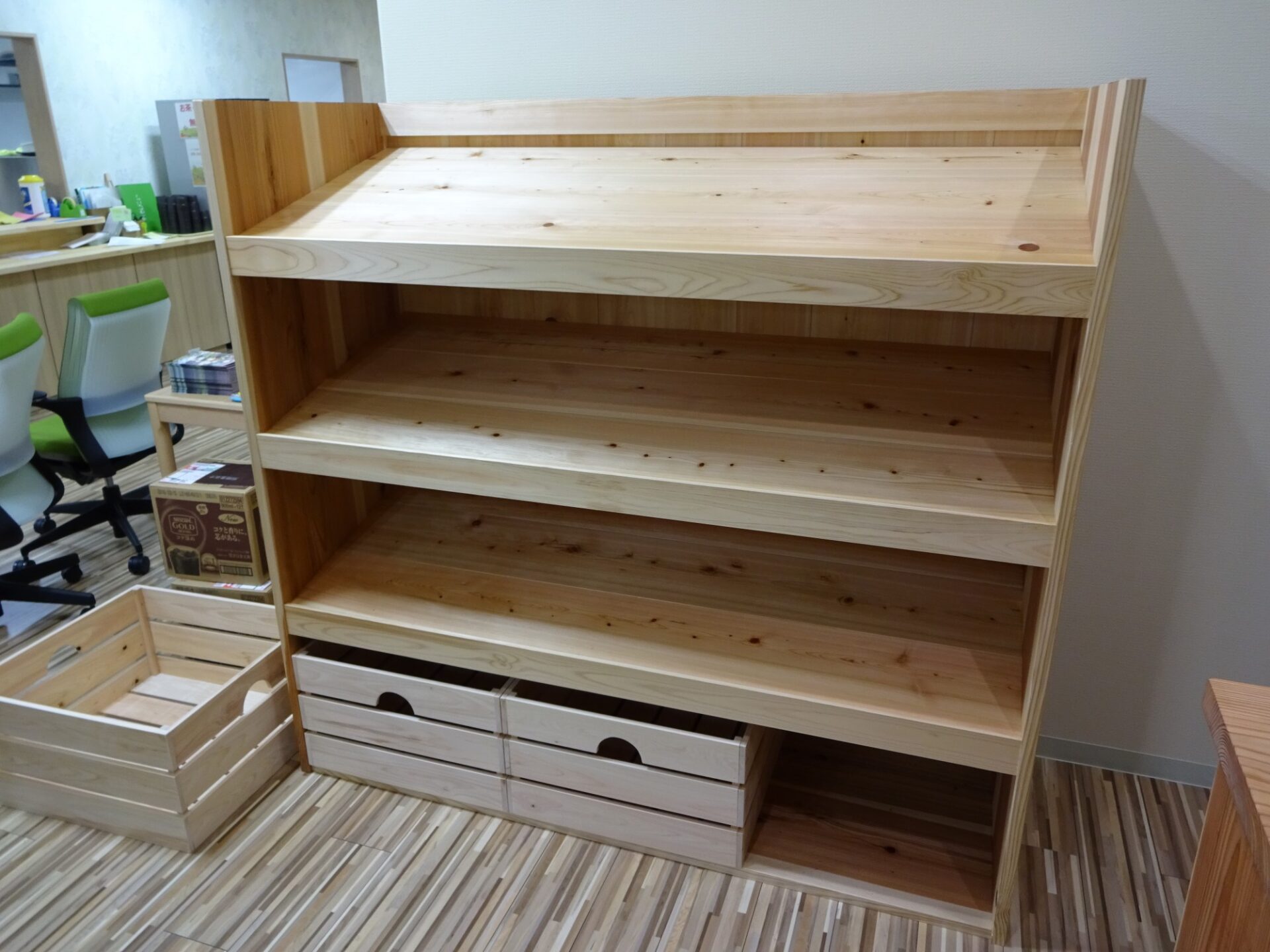 無垢紀州材を使った商品陳列棚とレジカンター