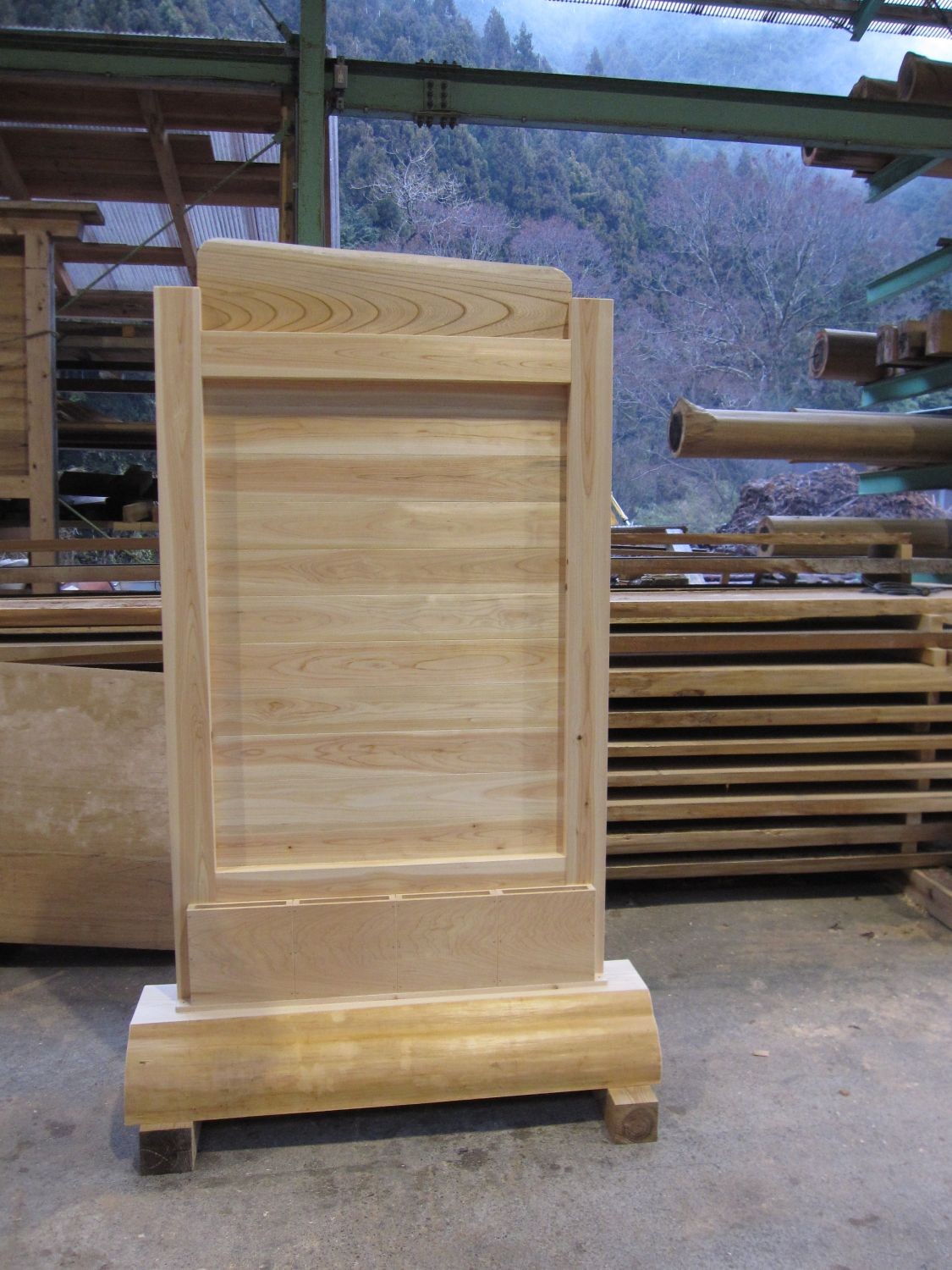 自立型　木製掲示板。