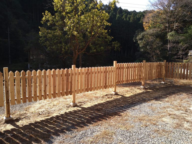 キャンプ場　アメリカン木製フェンス